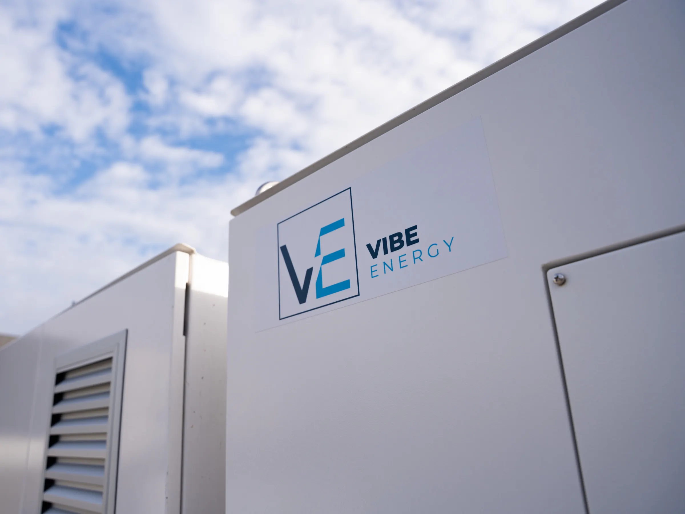 Batterijkast van Vibe Energy in buitenopstelling, met het bedrijfslogo op de kastwand