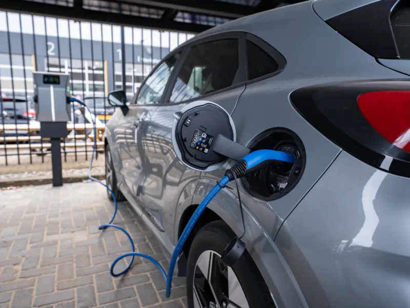 Elektrische auto's aan laadpunten op een bedrijfsterrein