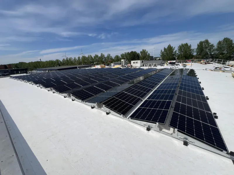 Zonnepanelen op een bedrijfsdak