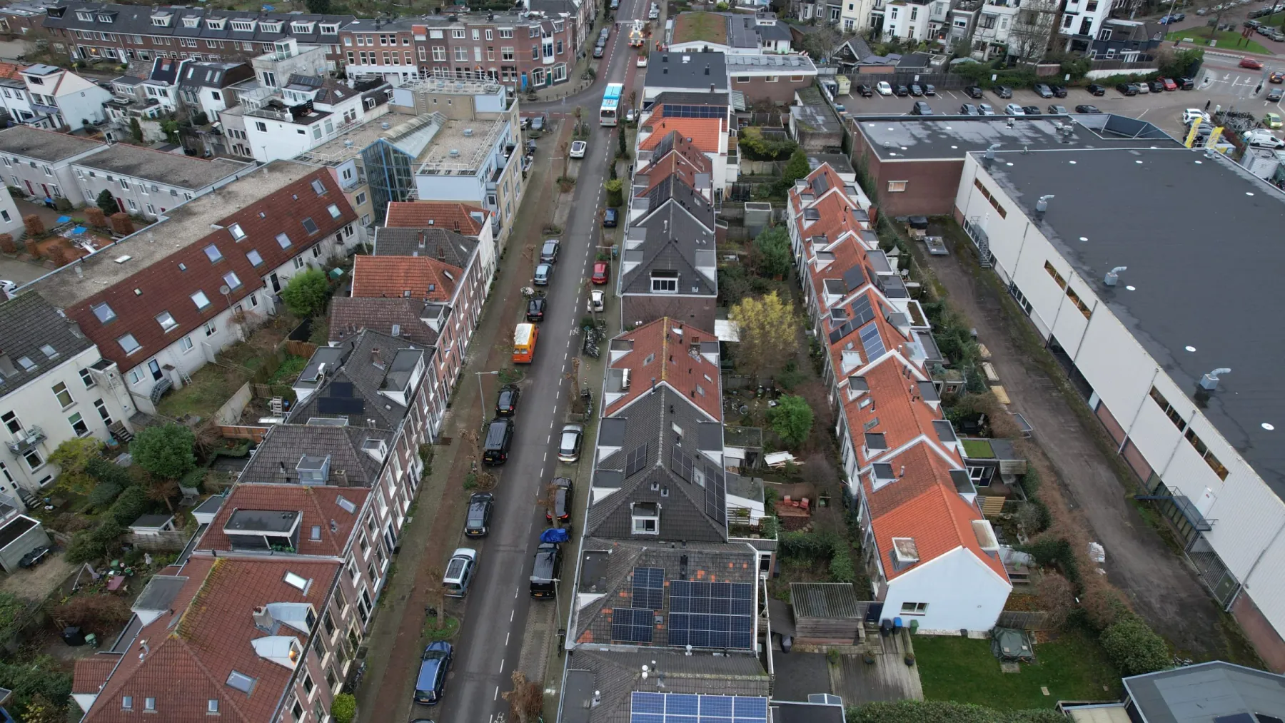 Woningen in Arnhem met zonnepanelen op het dak, gezien vanuit de lucht