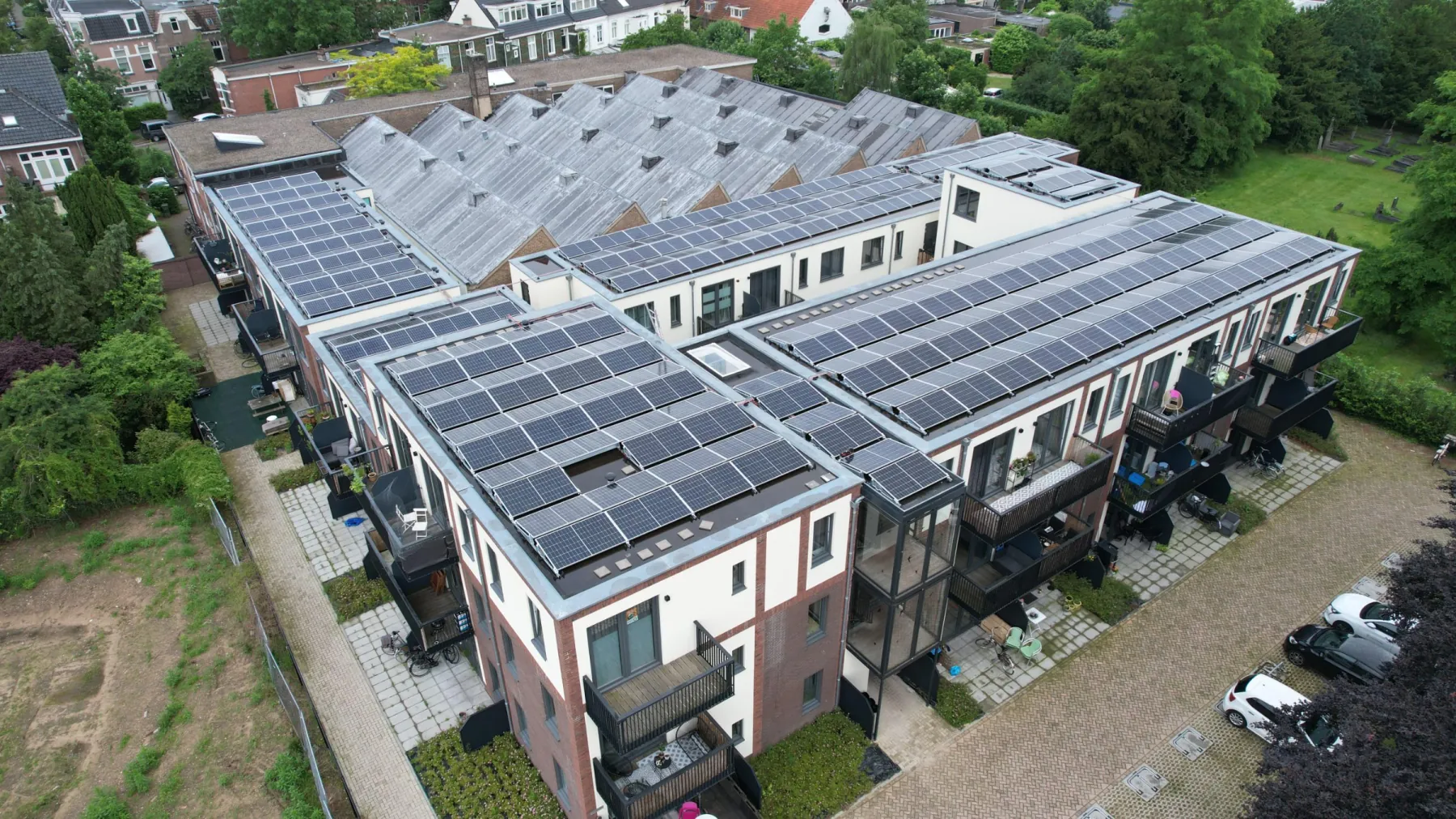 Wooncomplex aan de Van Beethovenstraat in Nijmegen met zonnepanelen op het dak
