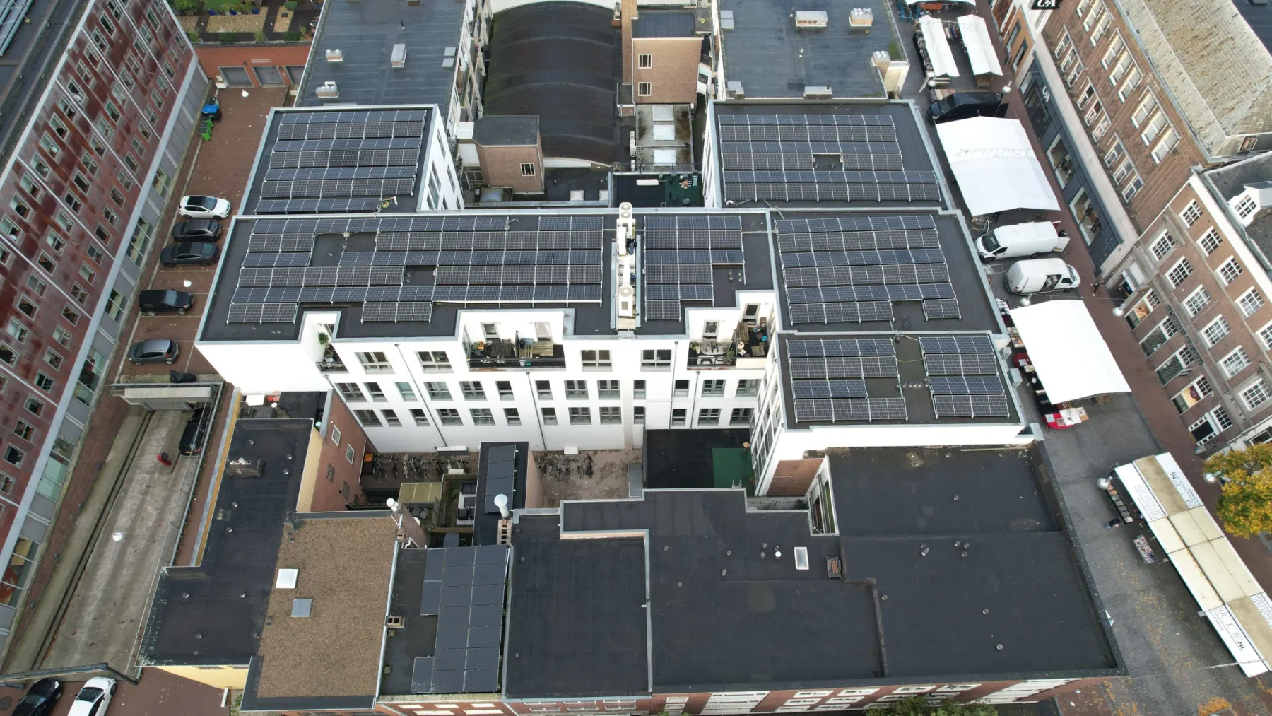 Wooncomplex aan de Burchtstraat in Nijmegen met zonnepanelen op het dak