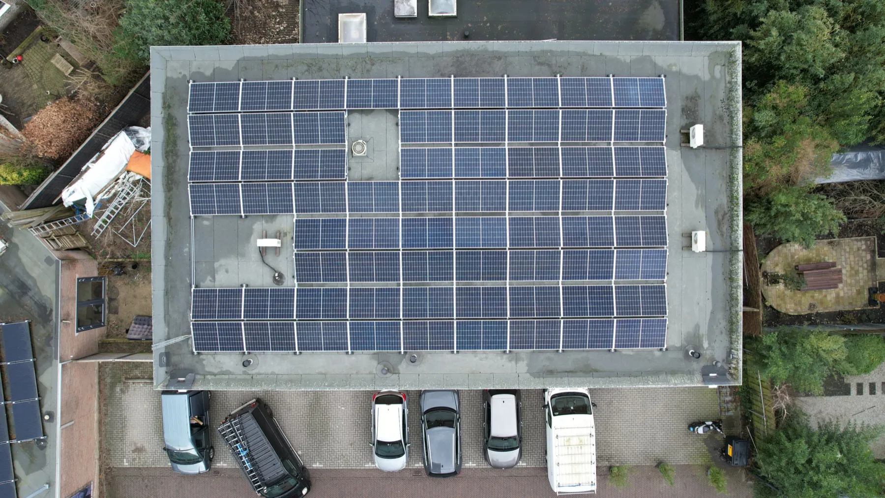 Loodrechte luchtfoto van het platte dak, volledig belegd met zonnepanelen