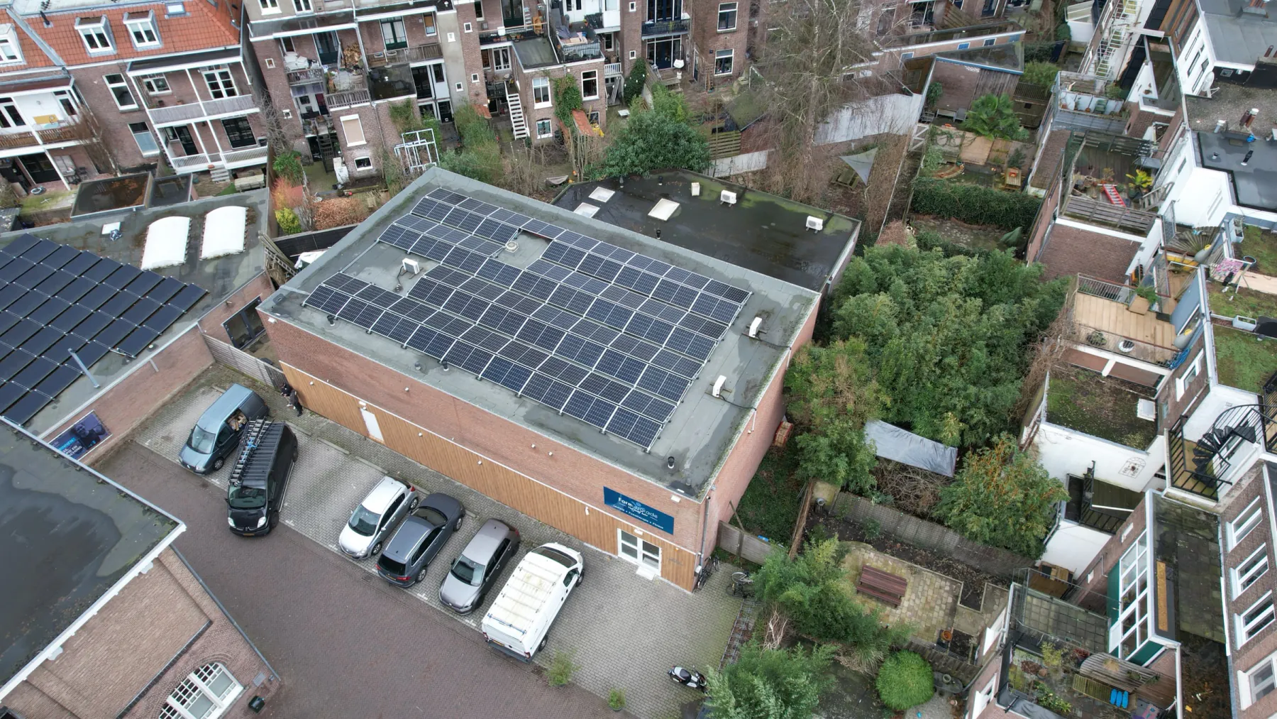 Luchtfoto van het bedrijfspand van Formupgrade aan de Onder de Linden in Arnhem, met zonnepanelen op het platte dak