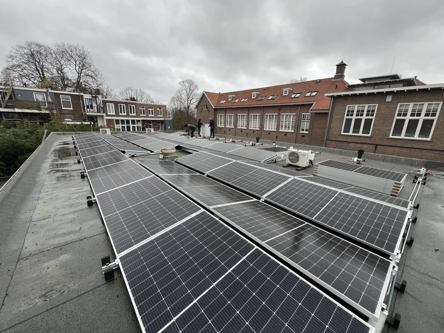 De rijen zonnepanelen op het dak, gezien vanaf het dakvlak