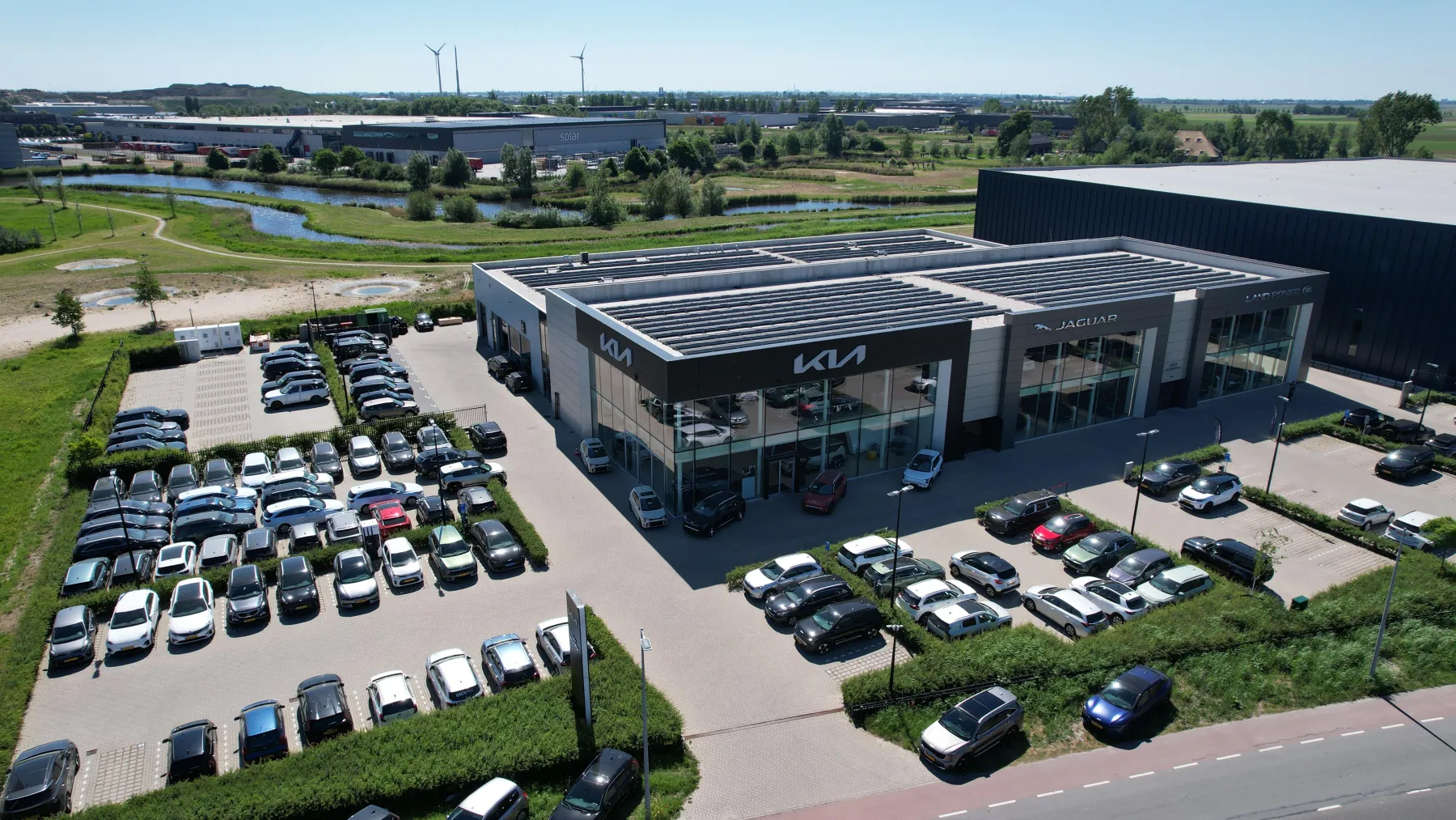 Luchtfoto van de vestiging in Alkmaar; op het dak ligt de bestaande zonnepaneelinstallatie