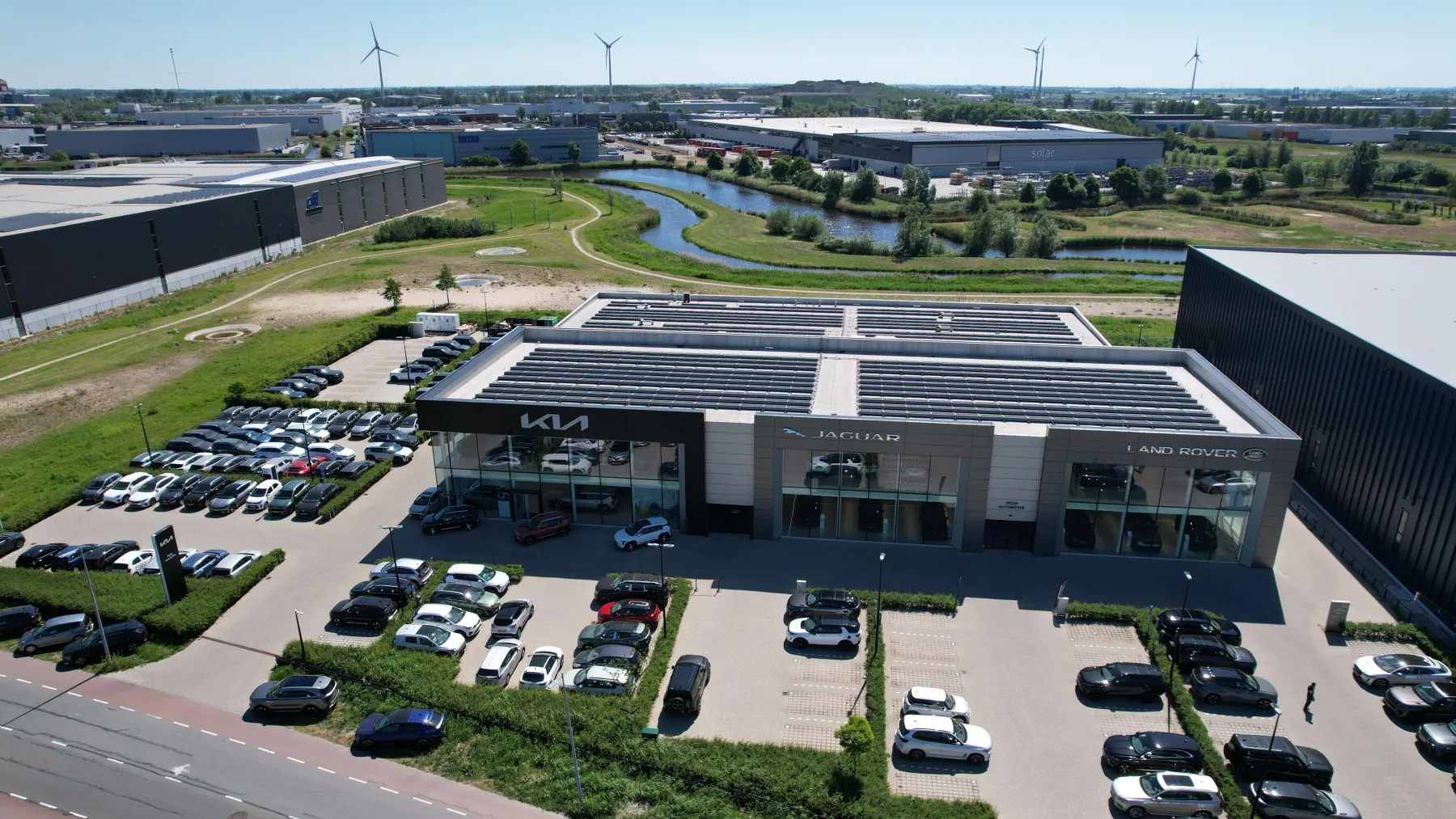 De vestiging in Alkmaar schuin van voren gezien, met het zonnedak en het parkeerterrein