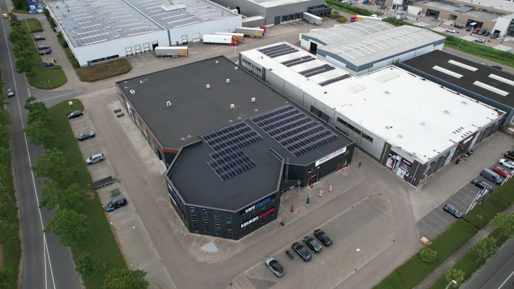 Bedrijfspand aan de Edisonweg in Purmerend met zonnepanelen op het dak