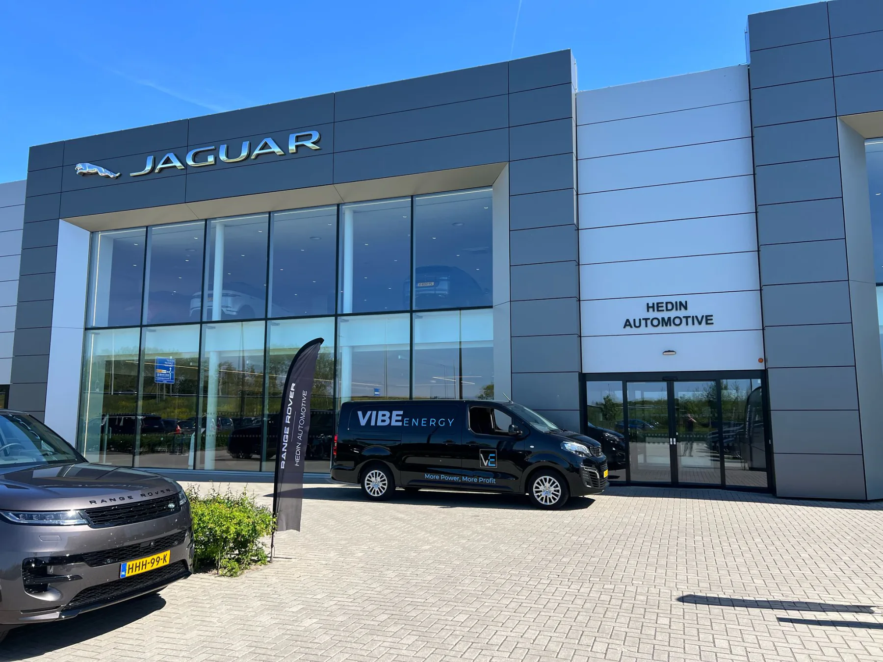 Servicebus van Vibe Energy op locatie bij een klant, voor de showroomgevel