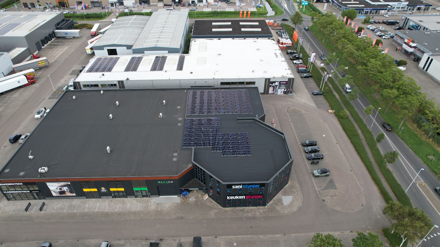 Commercieel vastgoed met zonnedak en laadplein
