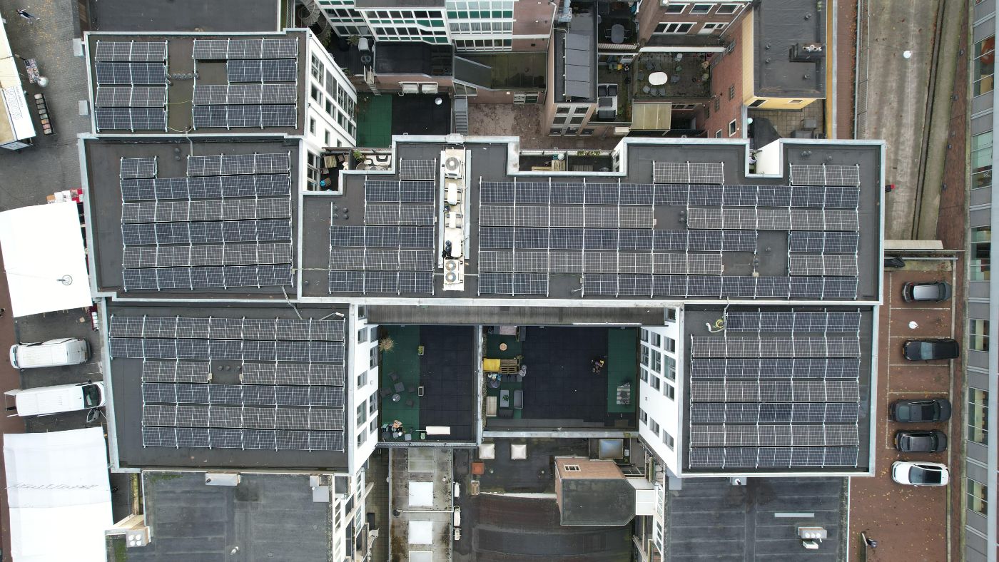 Commercieel dak volledig benut met zonnepanelen