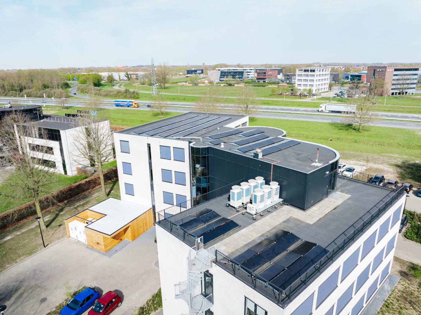 Logistiek/bedrijfspand met zonnepanelen op het dak